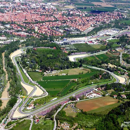 La Casa Di Hank - Il Centro Storico E L Autodromo イーモラ