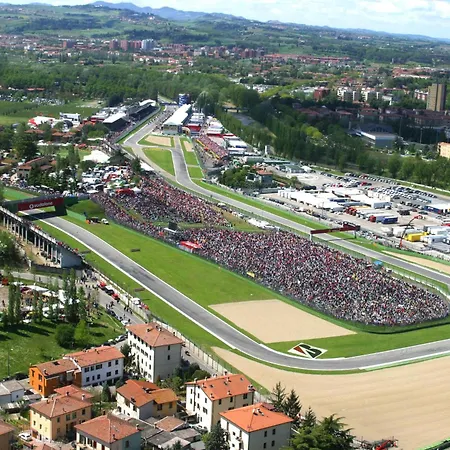 La Casa Di Hank - Il Centro Storico E L Autodromo Lägenhet Imola