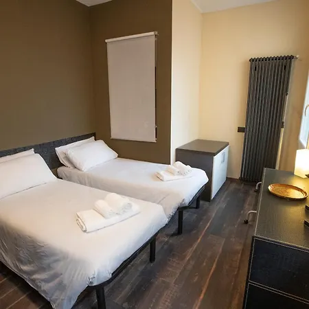 La Casa Di Hank - Il Centro Storico E L Autodromo イーモラ