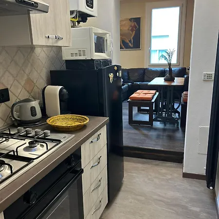 La Casa Di Hank - Il Centro Storico E L Autodromo アパート イーモラ