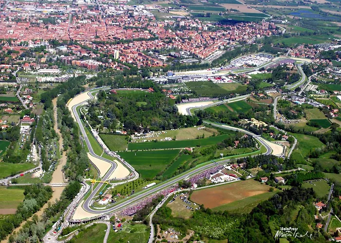 La Casa Di Hank - Il Centro Storico E L Autodromo Imola